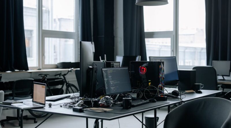 Birou de companie software cu ecrane de cod si statii de lucru